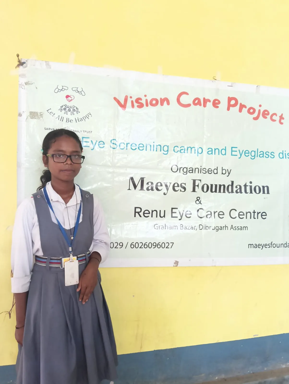 Organizing team coordinating free spectacles distribution.
